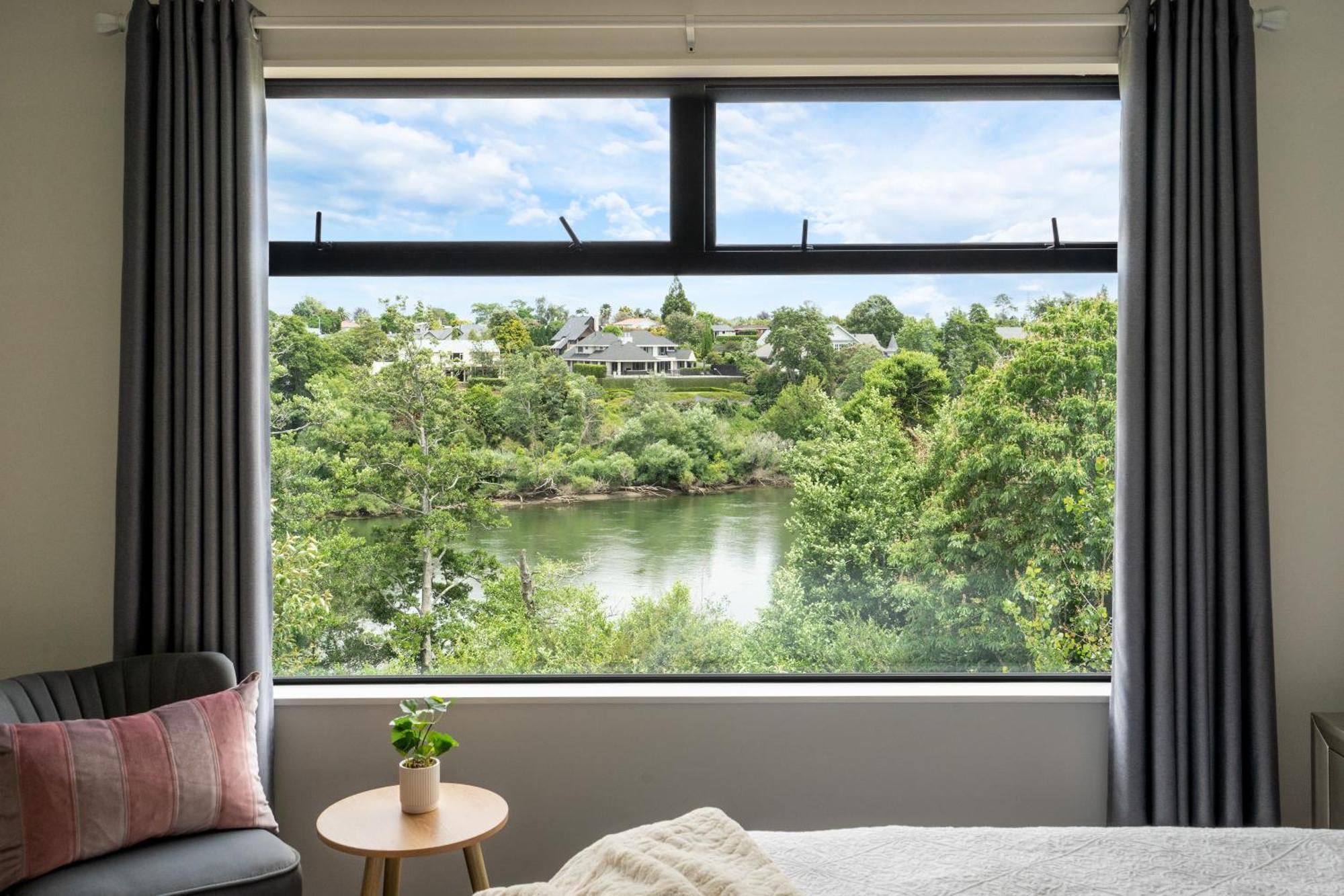 Fabulous River View - Brand New House In Hamilton Exteriér fotografie